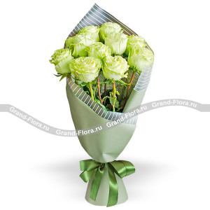 Букет зеленых роз в упаковке