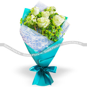 Букет зеленых роз с декоративной зеленью